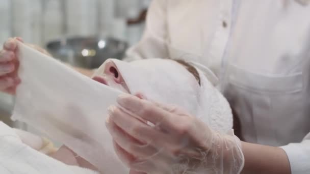 Kozmetik Tedavisi Usta Müşterilerinin Yüzünü Islak Mendille Kapatıyor Orta Çekim — Stok video