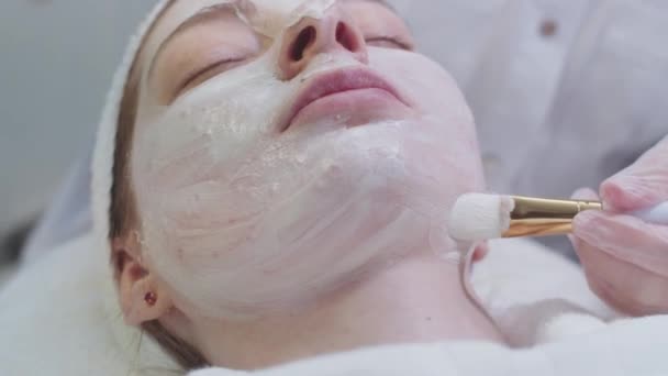 Zabieg Kosmetologiczny Mistrz Nakładający Twarz Klienta Białą Maskę Środek Strzału — Wideo stockowe