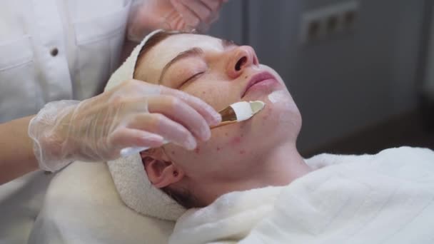 Tratamiento Piel Por Cosmetólogo Maestro Aplica Máscara Persona Los Clientes — Vídeo de stock