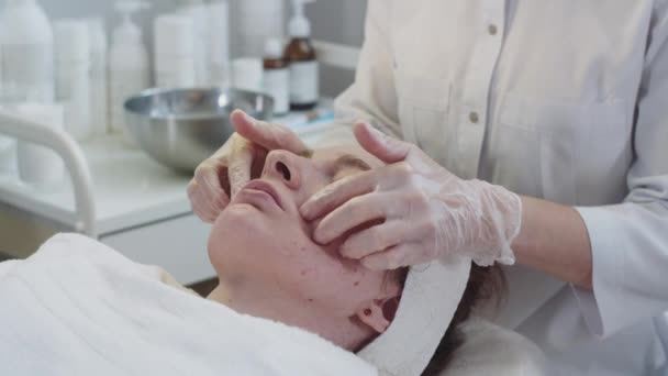 Leczenie Skóry Przez Kosmetologa Mistrza Wykonującego Miękki Masaż Twarzy Dla — Wideo stockowe