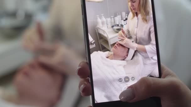 Telefonda Kozmetik Uzmanı Tarafından Yapılan Bir Cilt Tedavisinin Videosunu Çekiyorum — Stok video