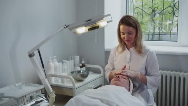 Afspraak Met Een Cosmetoloog Arts Masseert Huid Van Het Gezicht — Stockvideo