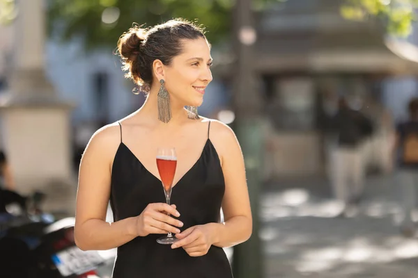 Wanita Tersenyum Pesta Santai Dengan Gaun Elegan Memegang Minuman Dan Stok Foto
