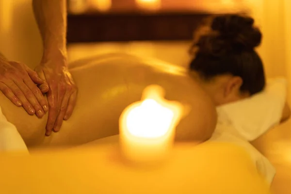 Massage Session Massera Nedre Delen Ryggen Kvinna Spa Salong Mittskott — Stockfoto
