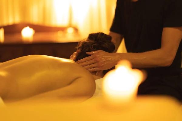 Massage Session Spa Salong Massera Huvudet Kvinna Mittskott — Stockfoto