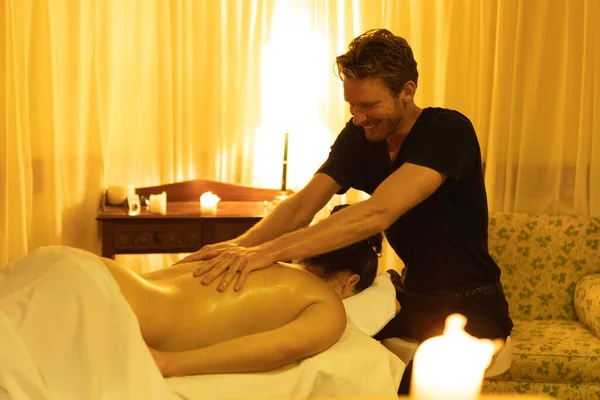 Massage Session Spa Salong Leende Man Massera Bar Rygg Kvinna — Stockfoto