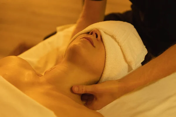 Massage Förfarande Kvinna Klient Har Handduk Huvudet Medan Terapeuten Masserar — Stockfoto