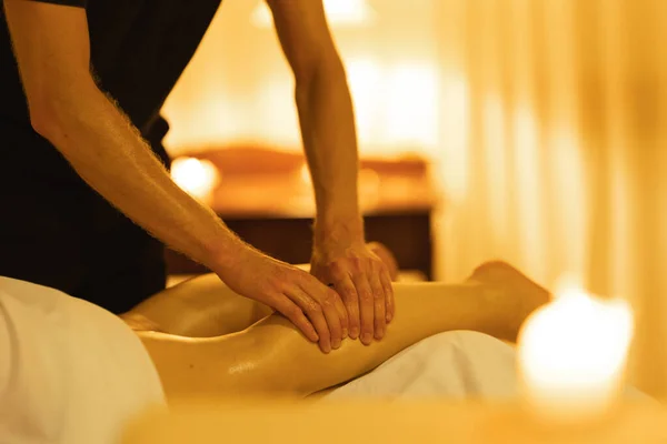 Massage Spasalong Man Masserar Skenbenet Kvinnlig Klient Mittskott — Stockfoto