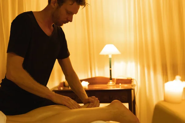 Massage Spa Salong Man Masserar Ett Ben Sin Kvinna Klient — Stockfoto