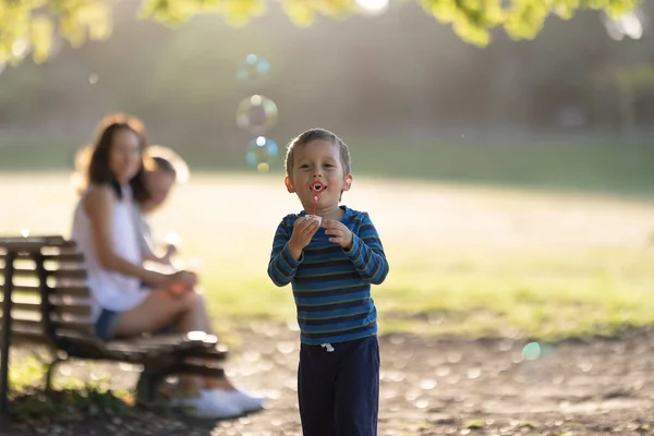 可愛い男の子がシャボン玉を吹いてる ミッドショット — ストック写真