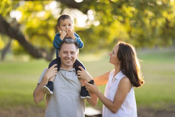 公园里可爱的白人家庭 他的小儿子站在他父亲的肩上 — 图库照片