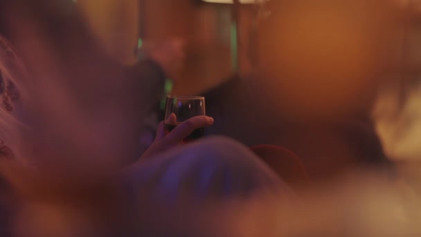 Uma Pessoa Sentada Bar Segurando Copo Vinho Meio Tiro — Vídeo de Stock