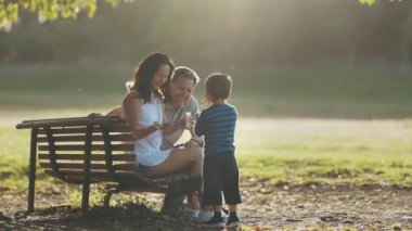 Aile parkta vakit geçirip sabun köpüğüyle oynuyor. Orta çekim