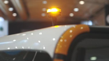 Elektrokartın çatısında özel bir otomatik cihaz var. Sarı sinyal vericisi. Orta çekim