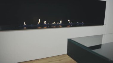 Modern dekor - oturma odasındaki tesisatların teneffüsünde elektrikli şömine. Orta çekim