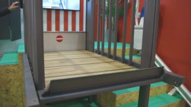 Modern teknoloji sergisinde merdivenleri aşağı doğru inen dönüşümlü asansörler. Orta çekim