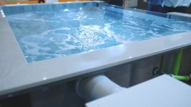 Modern teknolojiler sergisinde girdap. Orta çekim