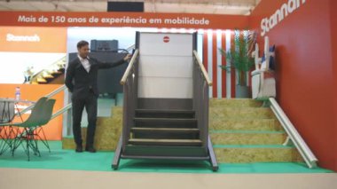 5 Mayıs 2023, Lizbon, Portekiz: Modern teknolojiler sergisinde merdiven asansörleri dönüştürülüyor. Orta çekim