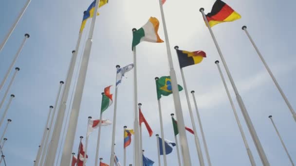 Mavi Gökyüzünün Arka Planında Rüzgarda Dalgalanan Farklı Ülkelerin Bayrakları Orta — Stok video