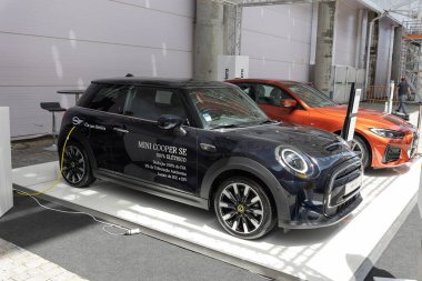 5 Mayıs 2023, Lisbon. Portekiz - FIL Lizbon Uluslararası Fuarı - Tektonica Lisbon: siyah elektro araba mini Cooper. Orta çekim
