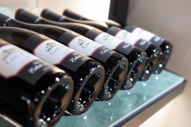 5 Mayıs 2023, Lizbon, Portekiz, Feira Internacional de Lisboa: kürsüde şarap şişeleri. Orta çekim