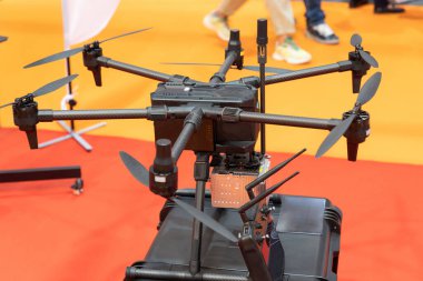Hexacopter modern teknolojiler fuarında. Orta çekim