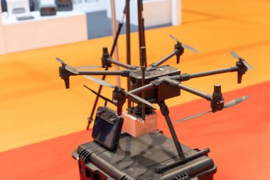 Hexacopter modern teknolojiler sergisinde. Orta çekim