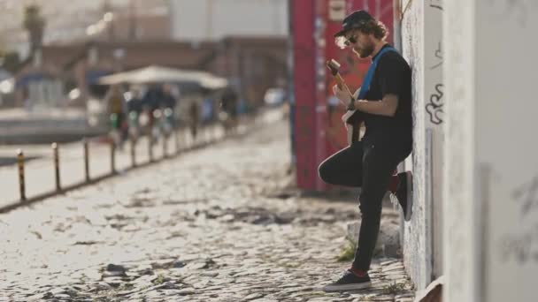 Człowiek Stojący Przy Ścianie Grający Gitarze Ulicy Środek Strzału — Wideo stockowe