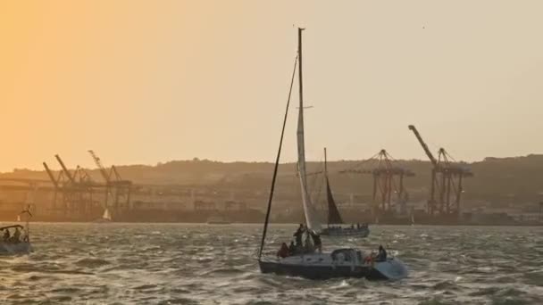 Mayıs 2023 Lizbon Portekiz Nsanlar Gün Batımında Yelkenliye Biniyor Orta — Stok video