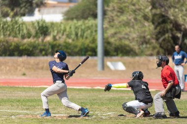 14 Mayıs 2023, Sobreda Atletizm Stadyumu Lizbon, Portekiz: Beyzbol müsabakası - topun uçuşunu izleyen vurucu ve yakalayıcı. Orta çekim