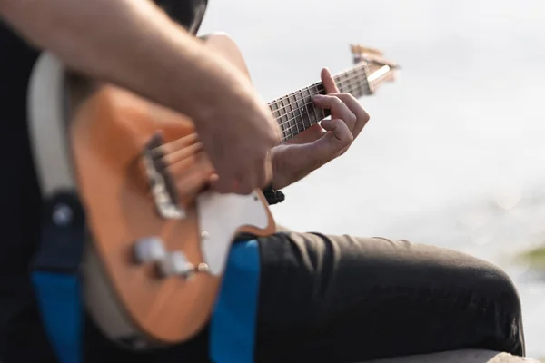 야외에서 기타를 연주하는 Mid — 스톡 사진