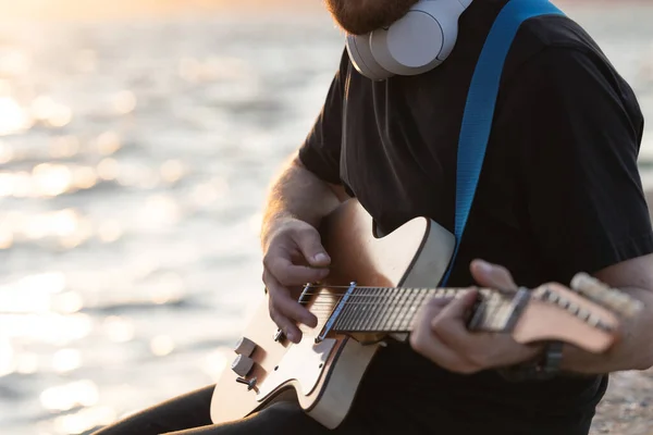 Гра Гітарі Набережній Середній Постріл — стокове фото