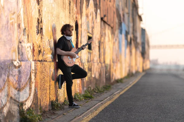 기타를 연주하는 낭만적 남자가 선글라스를 Mid — 스톡 사진