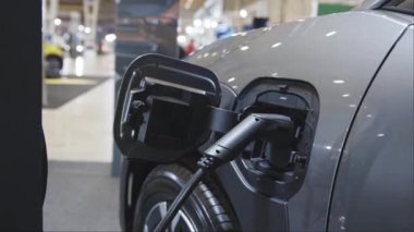 İçerideki şarj istasyonunda şarj olan bir elektro araba. Orta çekim