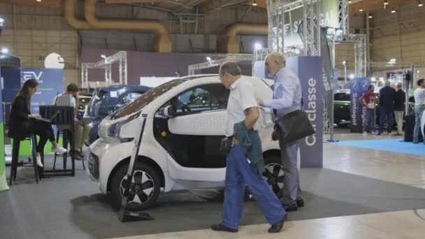 Květen 2023 Lisabon Portugalsko Výstava Elektromobilů Mezinárodním Lisabonském Veletrhu Dva — Stock video