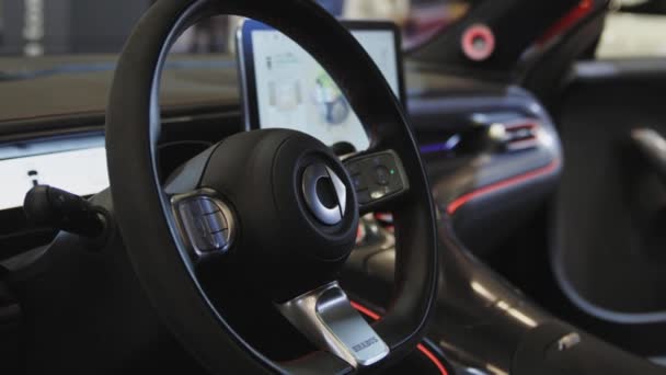 2023年5月12日 葡萄牙里斯本 里斯本国际博览会上的电动汽车展示会 昂贵电动汽车沙龙 Brabus — 图库视频影像