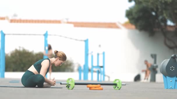 Yetişkin Atletik Kadın Açık Hava Spor Sahasında Isınıyor Orta Çekim — Stok video
