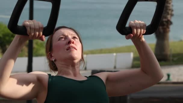 Dorosła Atletyczna Kobieta Trenuje Ręce Podnosząc Się Symulatorze Ulicy Środek — Wideo stockowe