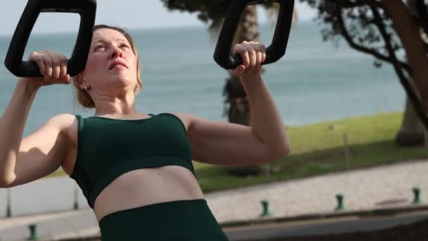 Yetişkin Bir Atletik Kadın Kendini Bir Simülatörde Dışarı Çekerek Ellerini — Stok video