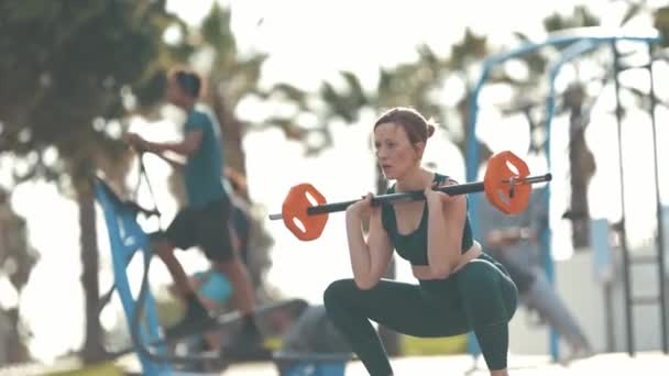 Mujer Fitness Adulta Pone Cuclillas Con Peso Sobre Sus Hombros — Vídeo de stock