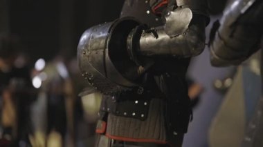 Bir sokak gösterisinde zırh giymiş bir ortaçağ gladyatörü. Orta çekim