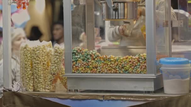 Продавець Наливає Кольоровий Попкорн Довгий Пластиковий Пакет Середній Постріл — стокове відео