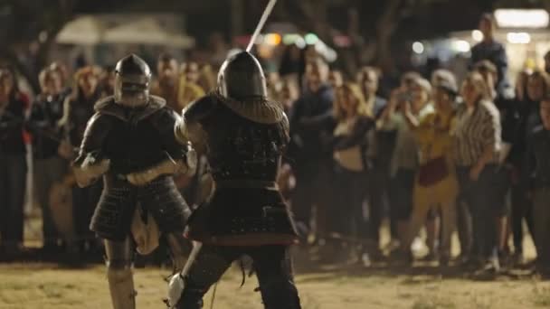 Spettacolo Combattimenti Gladiatori Strada Circondati Persone Mid Shot — Video Stock