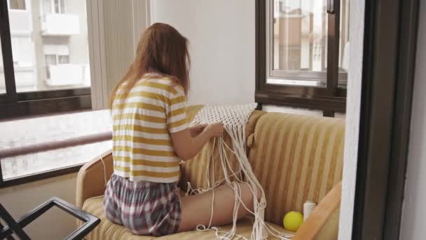 一个女人在家里织通心粉 — 图库视频影像