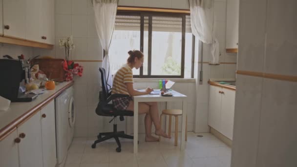 Взрослая Женщина Работает Своим Ноутбуком Кухонным Столом Завтракает Средний Выстрел — стоковое видео