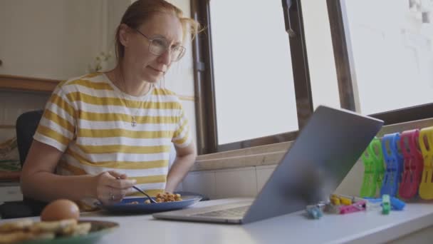 Взрослая Женщина Работающая Своим Ноутбуком Завтраком Средний Выстрел — стоковое видео