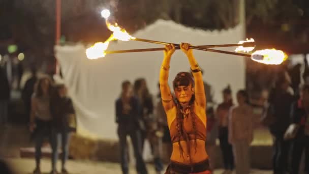 Mai 2023 Corroios Portugal Großartige Feuershow Beim Mittelalterfest Mittelschuss — Stockvideo
