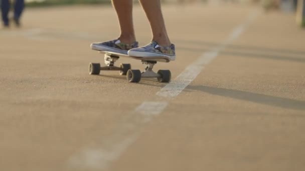 Homme Adulte Patinant Sur Skateboard Dans Rue Coup — Video
