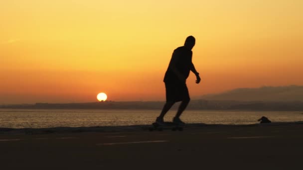 Silhuett Man Skateboard Vid Solnedgången Mittskott — Stockvideo