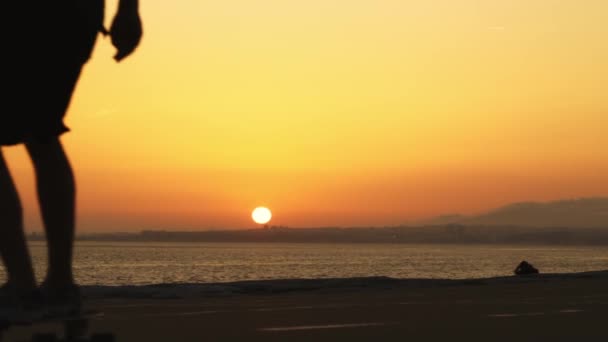 Silhouet Van Een Skateboarder Bij Zonsondergang Tussenschot — Stockvideo